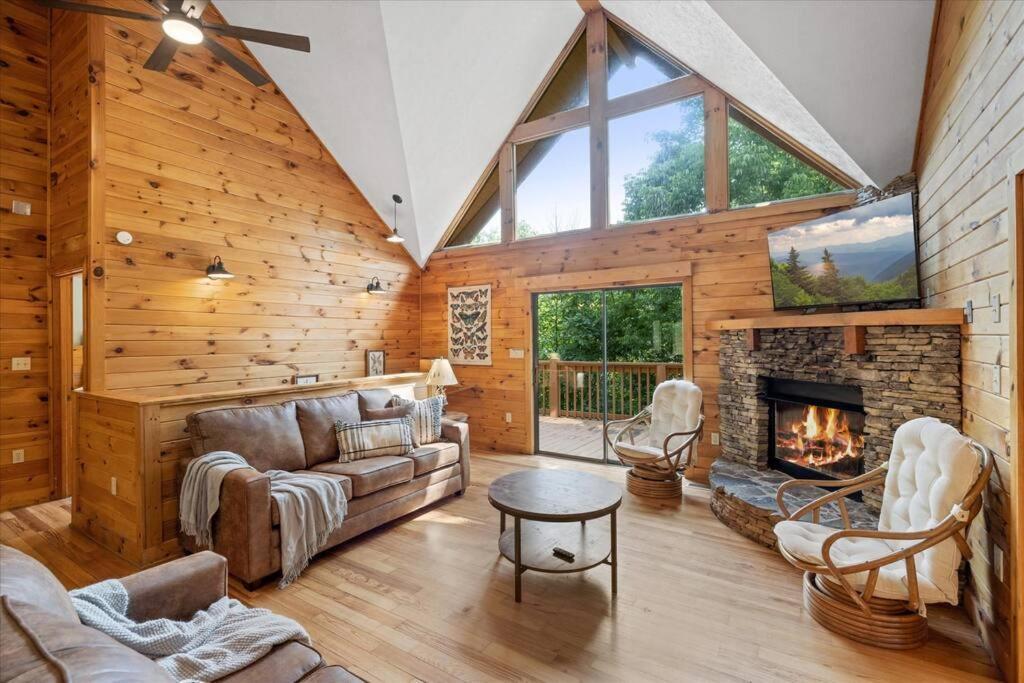 1 Min To The Parkway Spacious Cabin W 3 Suites And Extra Bedroom! Пиджен-Фордж Экстерьер фото