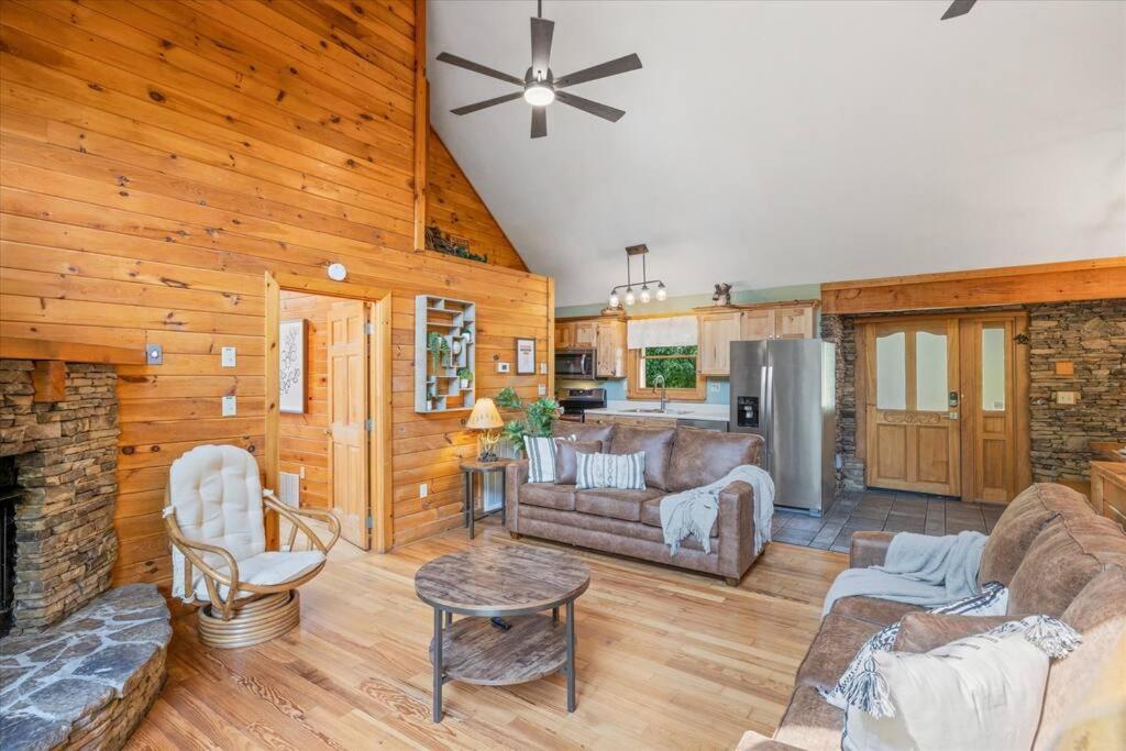 1 Min To The Parkway Spacious Cabin W 3 Suites And Extra Bedroom! Пиджен-Фордж Экстерьер фото